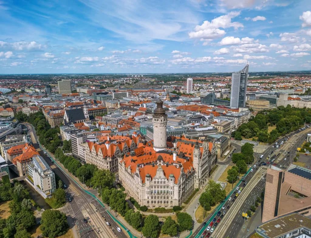 Leipzig aus der Vogelperspektive mit dem Neuen Rathaus